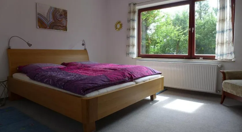 Gemütliches Zimmer mit Doppelbett und Tischtennisraum - Image 1