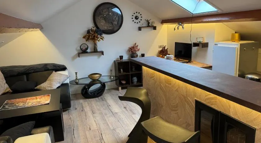 Apartment close to transport and shops - Image 1