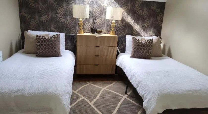Dernvale House - Double room sleeps 3 - Image 1