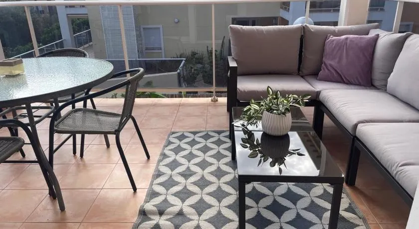 Sea-Breeze Apartment with Pool & Parking - Image 1