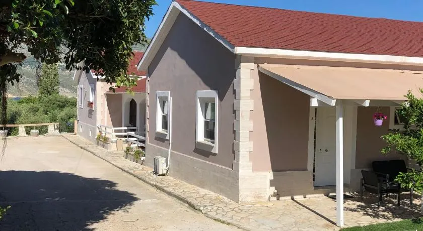 Petros Rooms & Apartments - Image 1