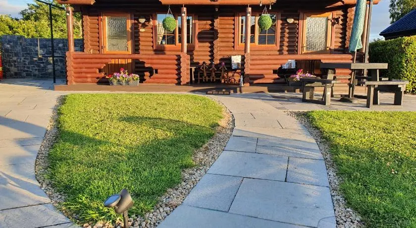 Cosy Countryside Log Cabin - Image 1