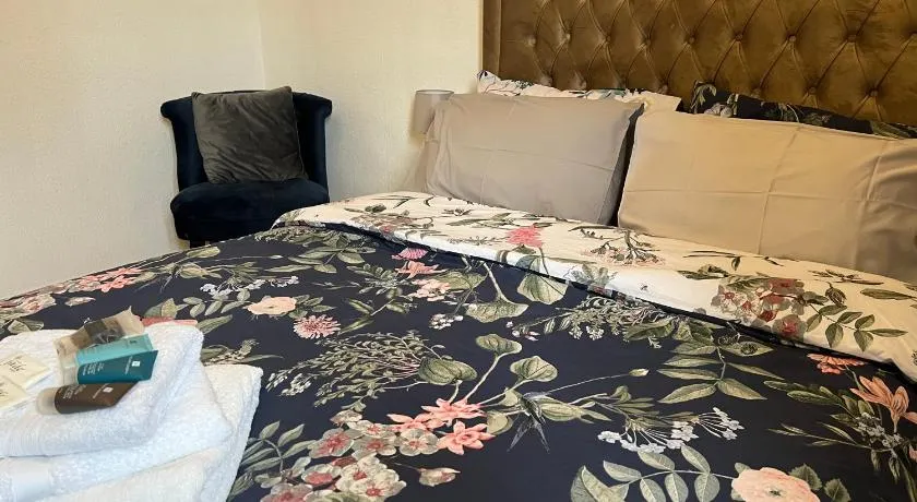 Grand Bleu - London - Next to Piccadilly Line Tube Station & Brand New Facilities - Image 1