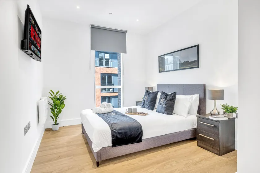 Pluxa Nero Deluxe - City Bliss 2Bath, Walk to Transit - Image 1