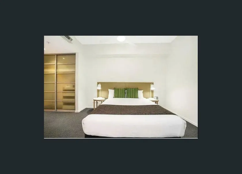 King Bed with Sea View in Darwin City - Image 1