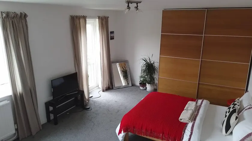 Charming 4-Bedroom Apartment in the Heart of London - Image 1
