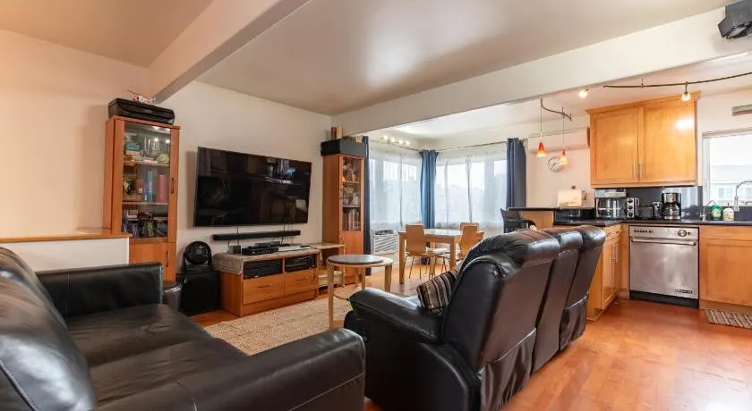Newport Beach House 1 block from the beach FREE pickleball courts and 6 beach cruisers - Image 1