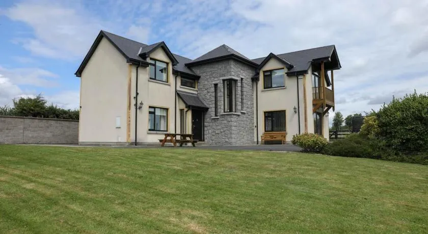 Narrow water house - Image 1