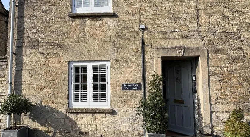 Bumblebee Cottage - Image 1