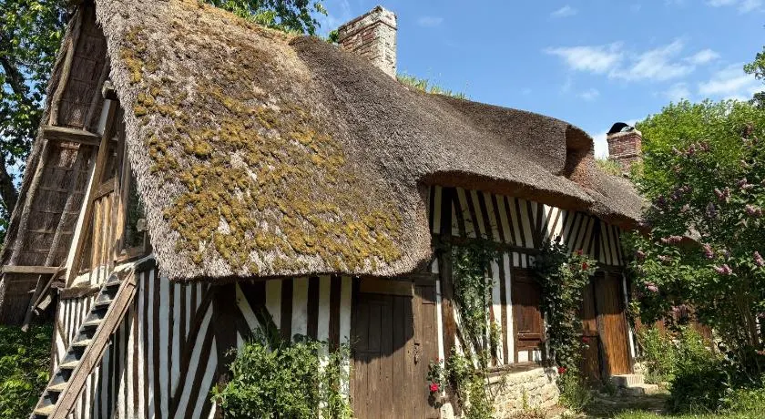 Chaumière d'écrivain au cœur de la Normandie - Image 1