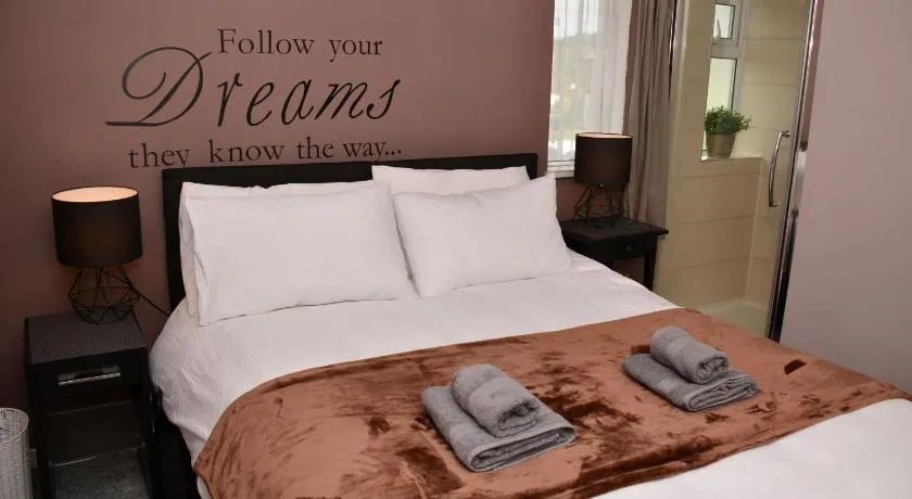 1FG Dreams Unlimited Serviced Accommodation- Staines - Heathrow - Image 1