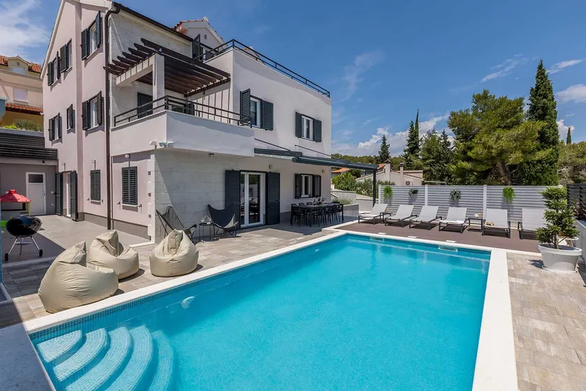 Modern villa by the sea with outdoor swimming pool - Image 1