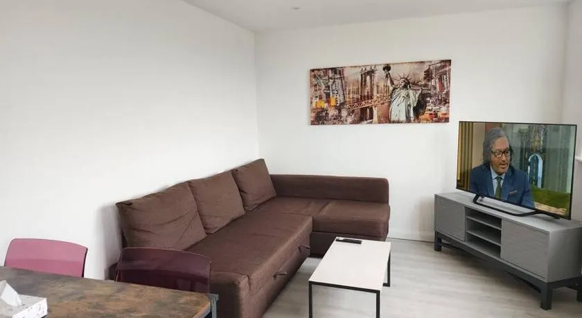 Hazel 1-Bedroom Flat, Parking, WiFi, Netflix, Prime location - Image 1