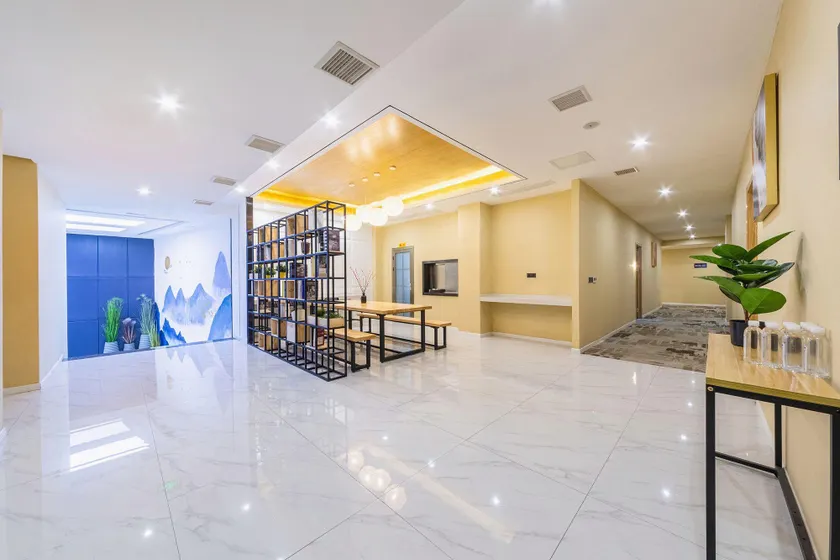 Lanxi Light Luxury Cinema Hotel (Zunyi Ningbo Road Branch) - Image 1