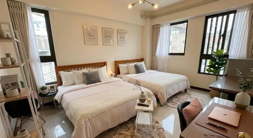 Ten house - Image 1