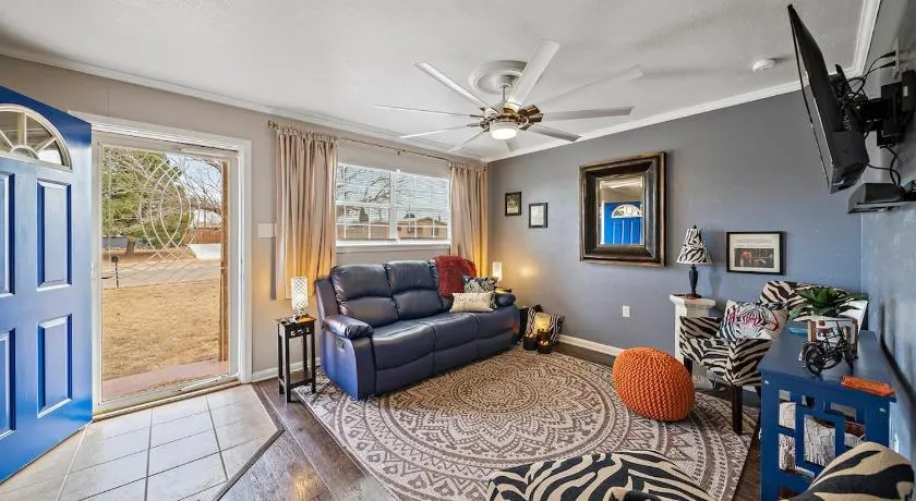 Let D's Cozy Cottage Provide a Comfortable Stay! - Image 1