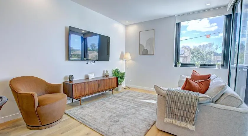 The Aristocrat-Central Mid Century Luxe Dual Suite 2BR 2BA Gym and Free Parking - Image 1