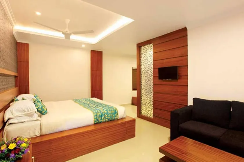 Holiday Hill Hotel - Image 1