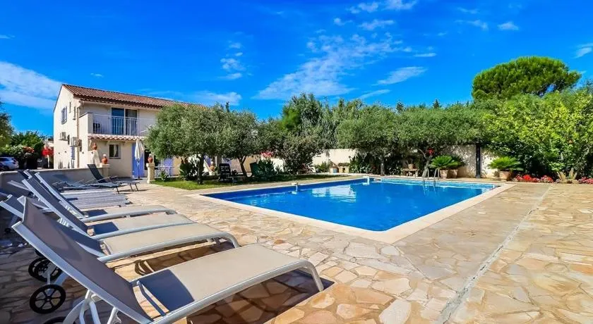 Côté Oliviers 6P - Appt avec piscine partagée - Image 1