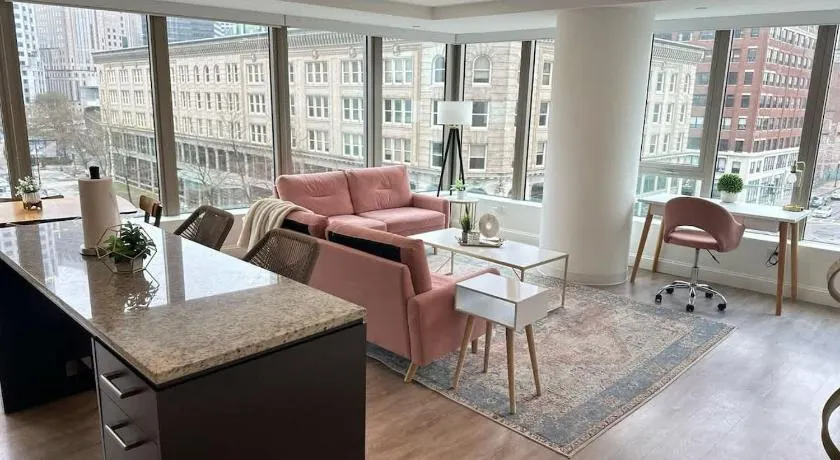 Upscale 2BR Condo with Gym & Parking near MGH & TUFTS - Image 1