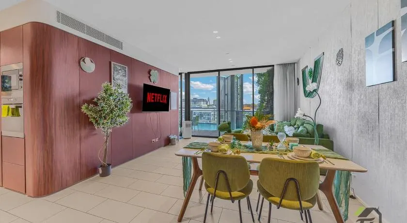 Luxury 1 Sized 1-Bed Apartment Overlooking Valentine Harbor - Image 1