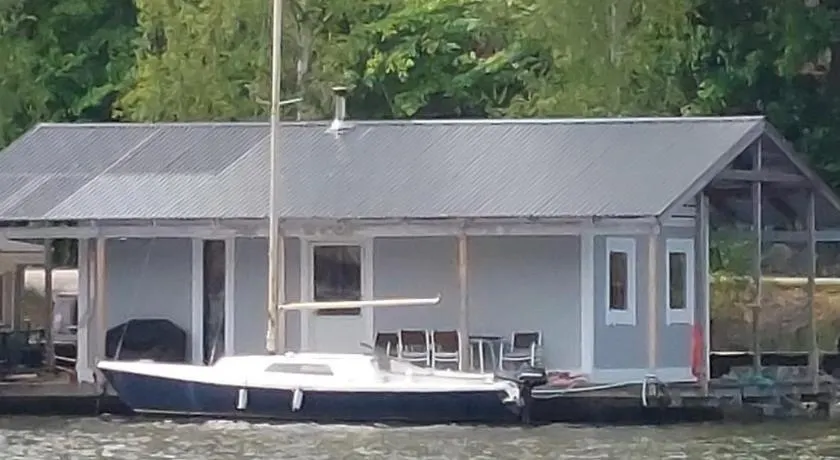 Green husbåt - Image 1
