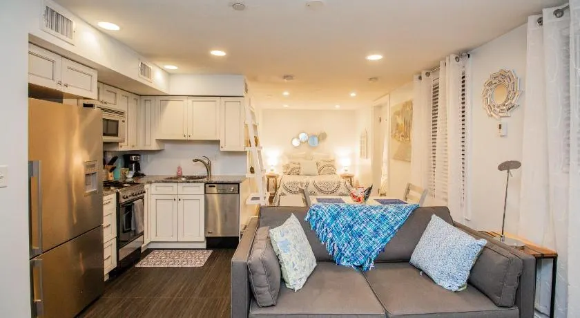 Renovated Studio, steps to MGH, Suffolk, Sleeps 4 - Image 1