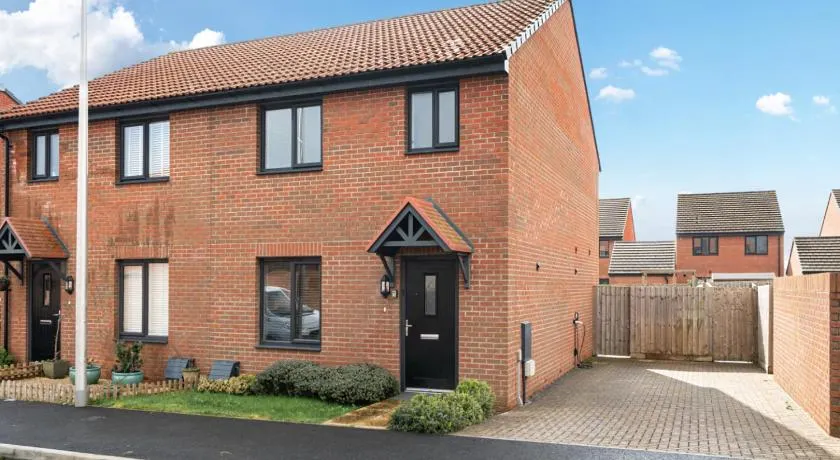 Strikingly Stylish Exeter Retreat - Modern 3-Bed - Image 1