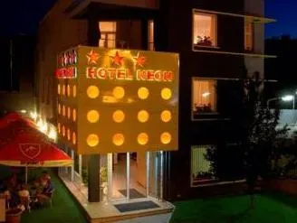 Hotel Neon - Image 1