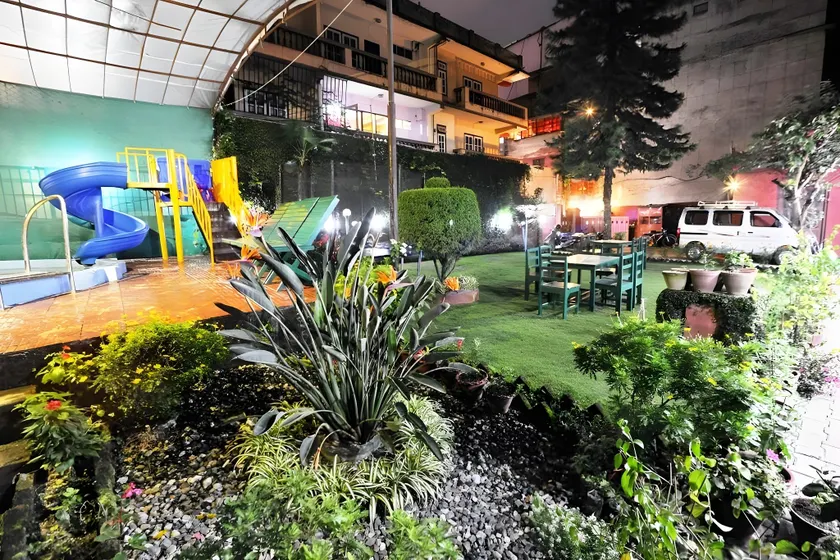 Hotel Acme Inn - Image 1