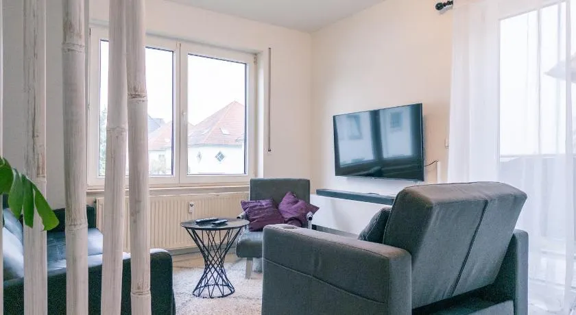 2 Zimmer, Balkon, Arbeitsplatz, Boxspringbett - Image 1
