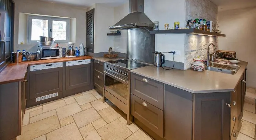 Luxurious Home In Goult - Image 1