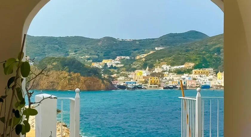 MALUMIERE APARTMENT Lovely and charming retreat in the heart of Ponza Port - Image 1