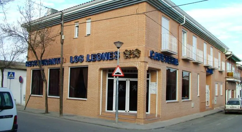 Hotel Los Leones, el más cercano a Warner - Image 1