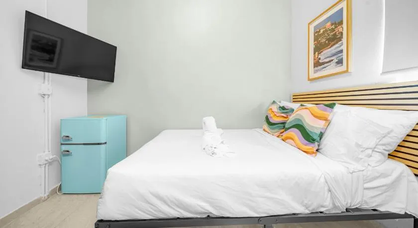 Room 2: Stylish Escape by Calle Cerra Art - Image 1