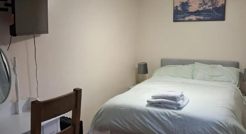 Bedsit in Oldbury - Image 1