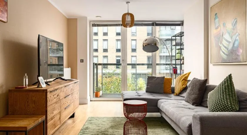 Stylish Greenwich Apartment with Balcony And River Views - Image 1