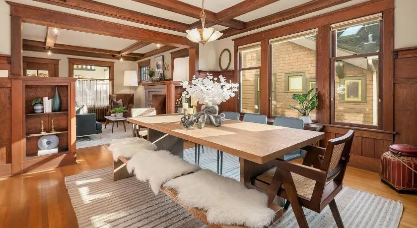 Refined Seattle Craftsman - Perfect Family Retreat near Parks, Zoo & UW - Image 1