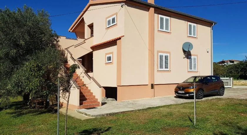 Apartamento vacacional totalmente equipado con barbacoa, jardín y terraza | Vistas a la montaña - Image 1