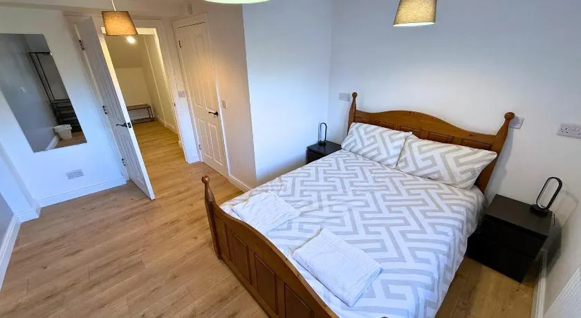 New 3 Bedroom Flat Close to Station - Image 1