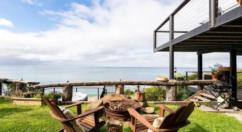 Y Vue - Beachside Apartment with Ocean Views - Image 1