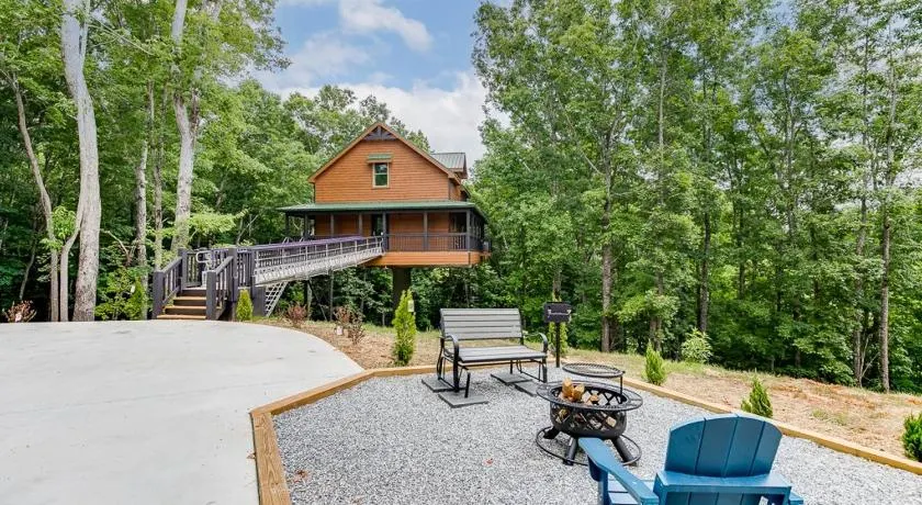 Gold Peak Treehouse Near Helen, Georgia - Image 1