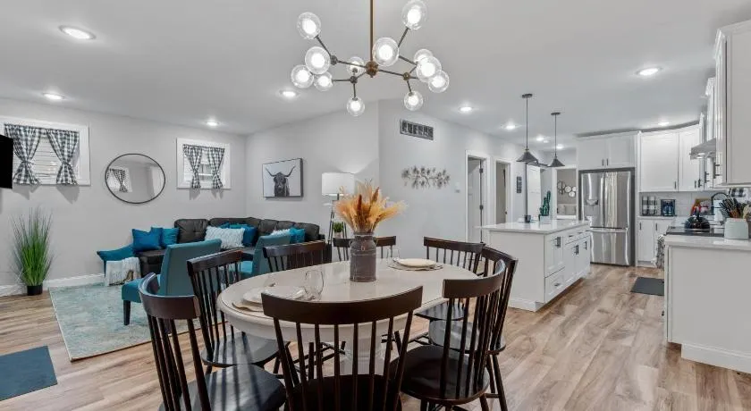 Blue Door Bungalow | JZ Vacation Rentals - Image 1
