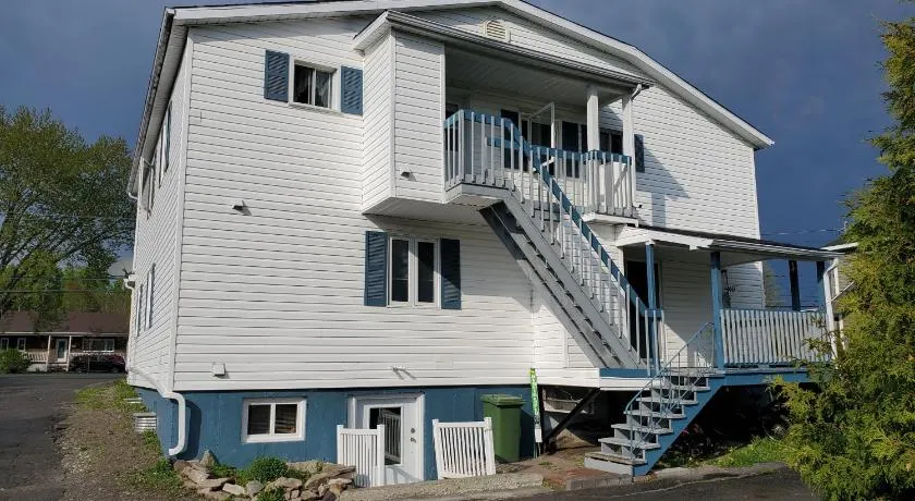 Le1226-Apartment with Free WIFI and Parking - Image 1