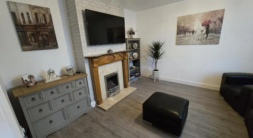 Ecclesfield Cottage - Two Bedrooms in Sheffield near Peak District with fast Wi-Fi, off-street parking and garden - Image 1