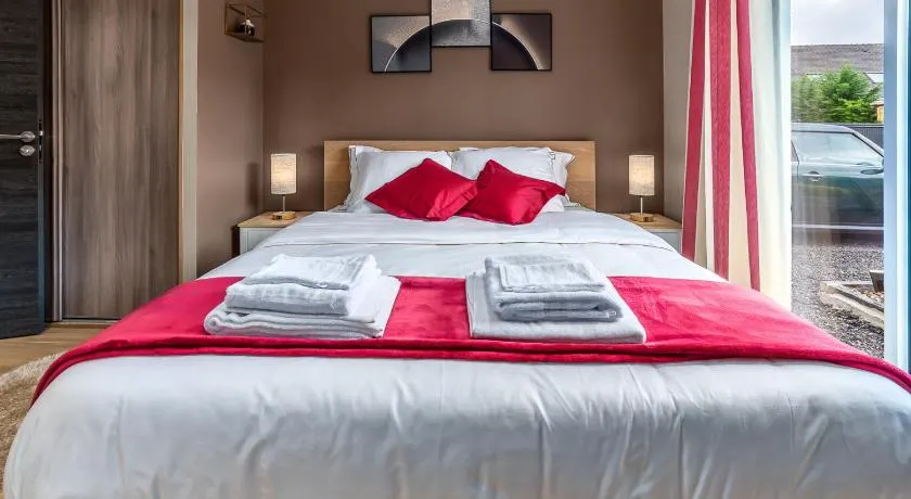 SUITE ET CHAMBRES d'hôtes Voyage affaires Parking gratuit Proche Paris Versailles Giverny Yvelines - Image 1