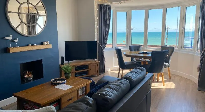 Beach 180: Strandnahes Apartment, Meerblick & privater Parkplatz - Image 1