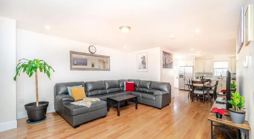 39 - 3BR Quincy - Stunning Townhouse near Adams - Image 1