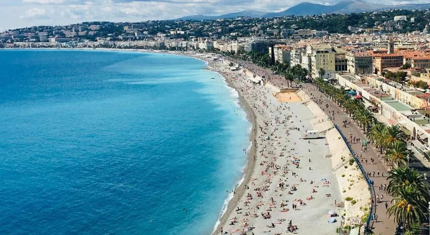 Magnificent renovated apartment, 2 rooms of 45 m2, close tothe sea, top floor, terrace - Image 1