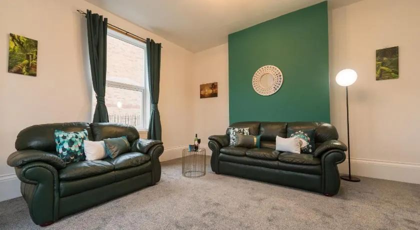 Mercy Way 4 Bedroom-6 Beds-Central Hull-Sleeps 8 - Image 1